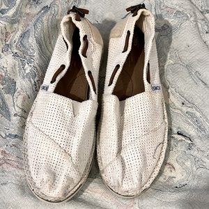 Toms white size 7.5 very gently worn slip on and go!